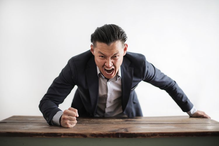 Restaurateur envoyant un SMS de fidelisation a ses clients